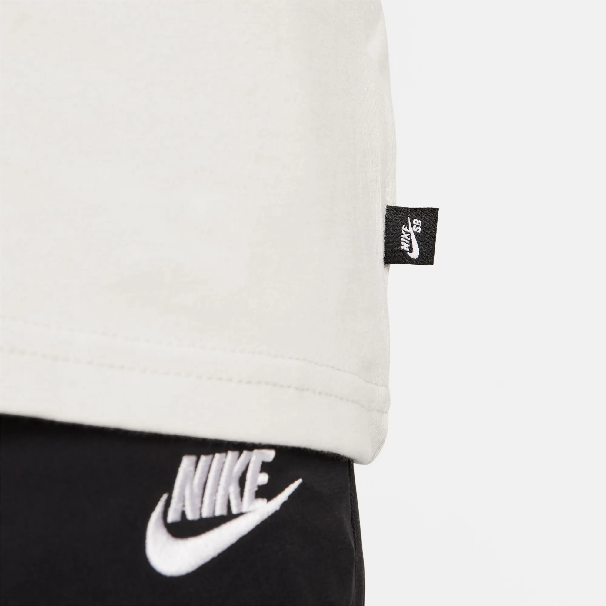 NIKE SB 'SPORTS GUY' SKATE TEE LIGHT BONE