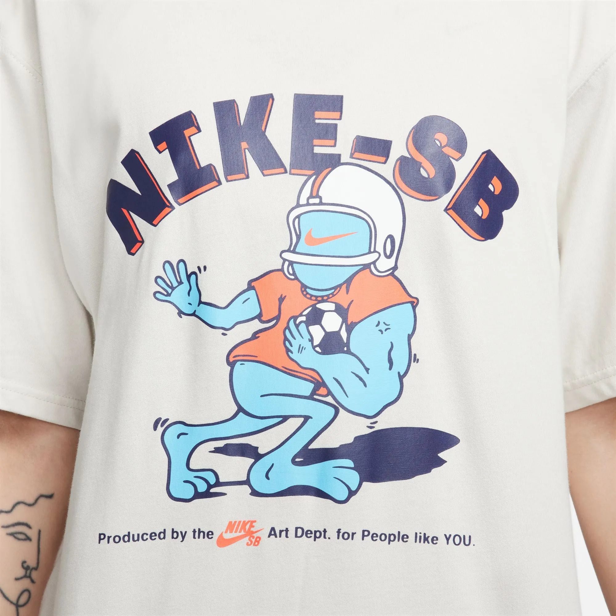 NIKE SB 'SPORTS GUY' SKATE TEE LIGHT BONE